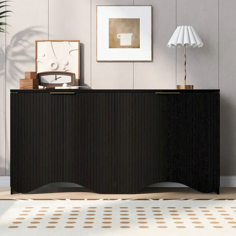 Vertikale Streifen und welliges Design eines viertürigen Schranks