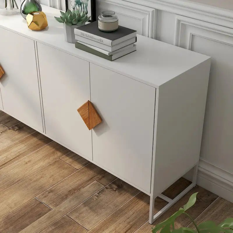 Sideboard aus Massivholz mit quadratischem Griffdesign und Türen