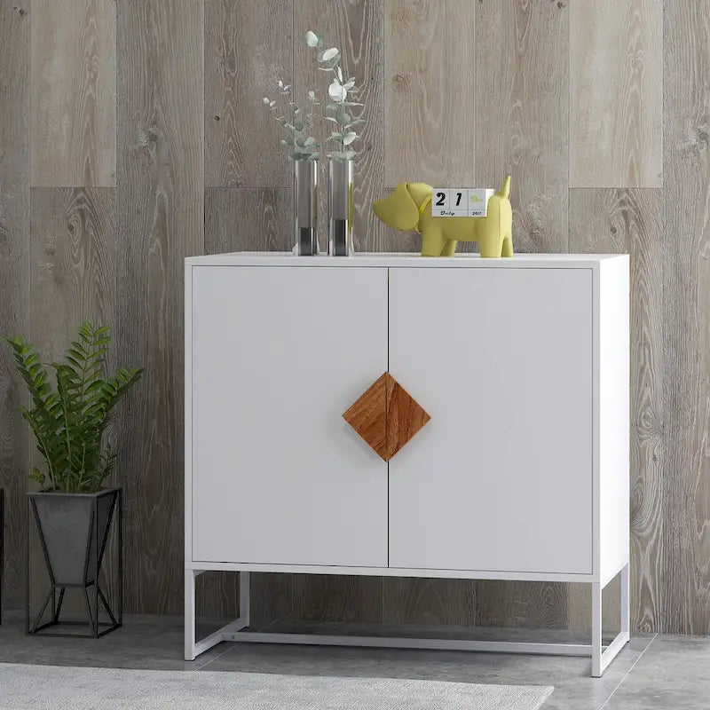 Sideboard aus Massivholz mit quadratischem Griffdesign und Türen