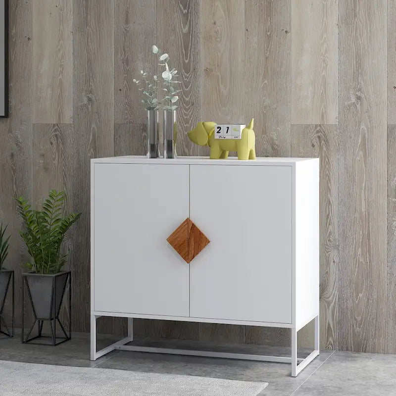 Sideboard aus Massivholz mit quadratischem Griffdesign und Türen