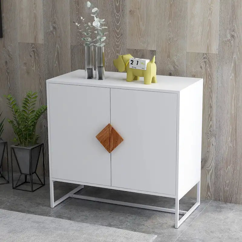 Sideboard aus Massivholz mit quadratischem Griffdesign und Türen