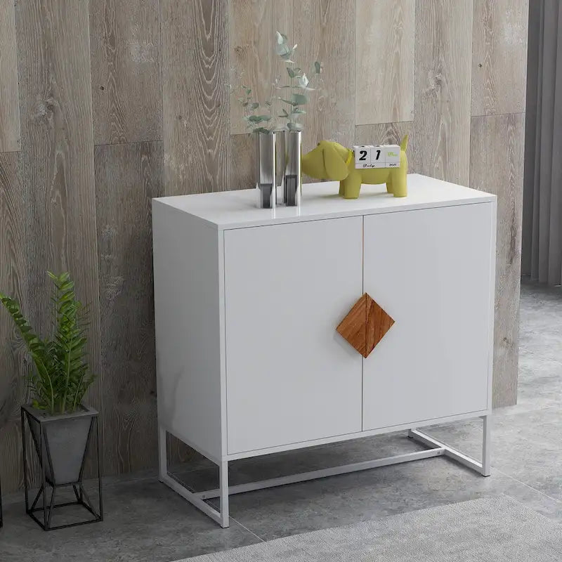 Sideboard aus Massivholz mit quadratischem Griffdesign und Türen
