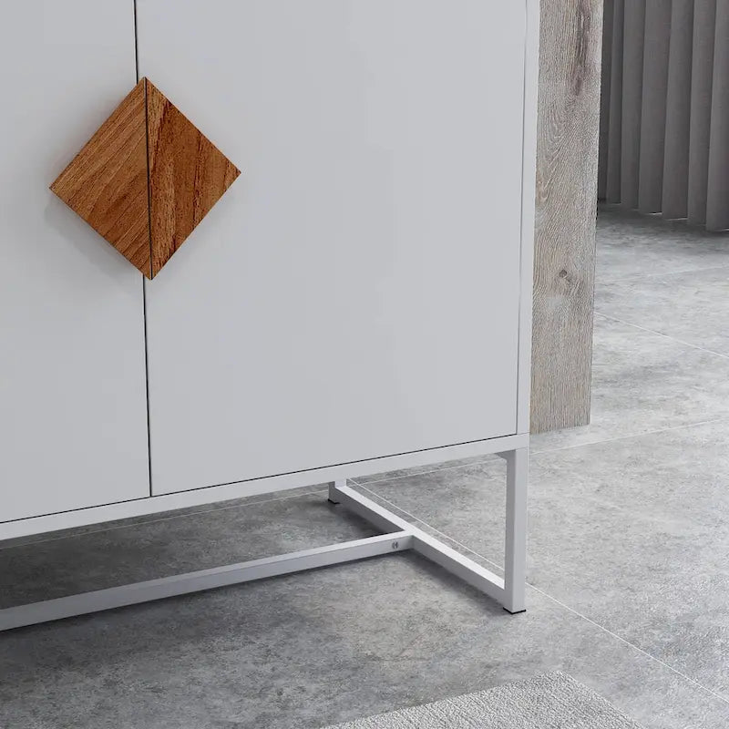 Sideboard aus Massivholz mit quadratischem Griffdesign und Türen