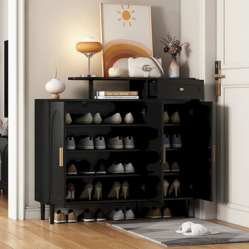 Schuhschrank mit gewölbten Türen und Schublade, cremefarbenes Sideboard mit verstellbaren Einlegeböden und Beinen aus Massivholz